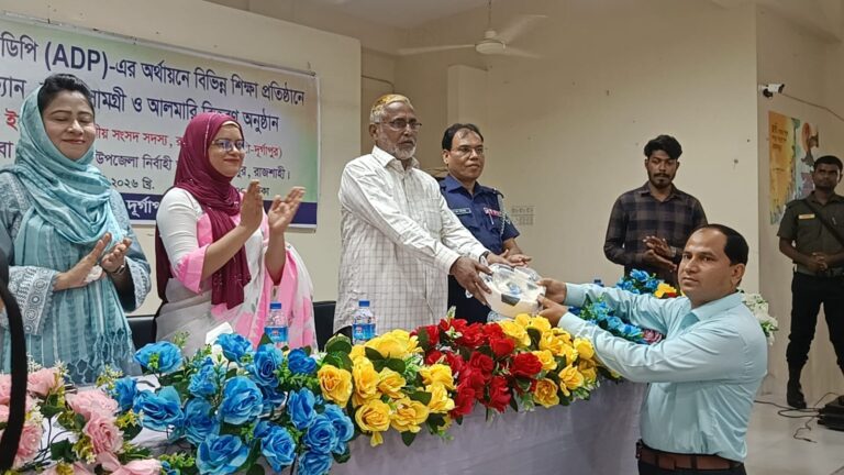 দুর্গাপুরে শিক্ষা প্রতিষ্ঠানে শিক্ষা উপকরণ বিতরণ