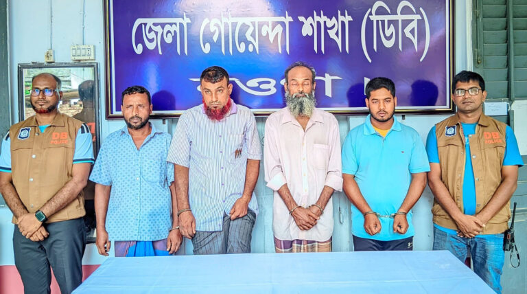ডাবের সাথে ঘুমের ওষুধ মিশিয়ে হাতিয়ে নিতেন মালামাল, আটক ৪