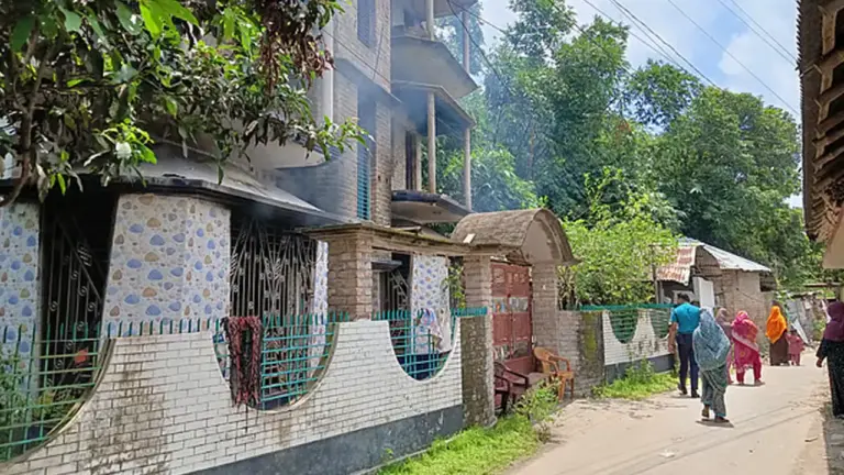 পবায় গ্রাম পুলিশের স্ত্রীকে ছুরিকাঘাতে হত্যা, অভিযুক্তের বাড়িতে আগুন