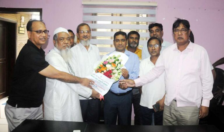 পাউবো ঠিকাদার সমিতির  পক্ষ থেকে তত্ত্বাবধায়ক প্রকৌশলীকে ক্রেস্ট প্রদান