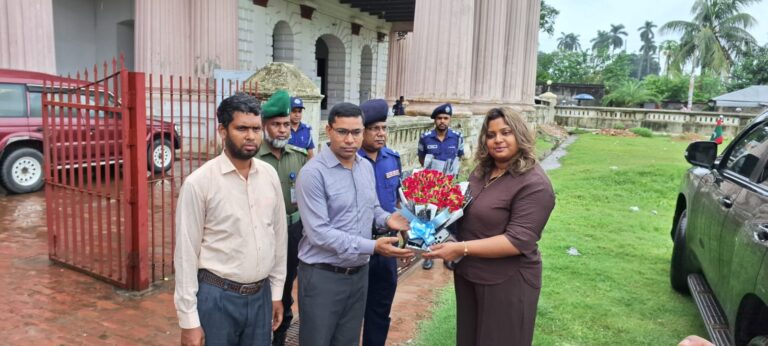পুঠিয়ার রাজবাড়ি পরিদর্শনে মালদ্বীপের রাষ্ট্রদূত, কিনলেন আম