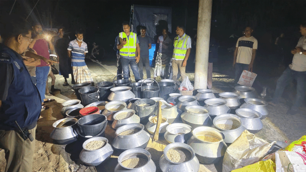 পোরশায় চোলাই মদের উপকরণ জব্দ ও ধ্বংস