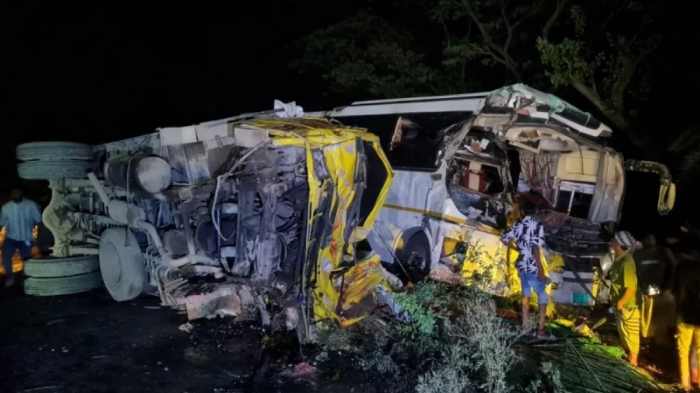 বনপাড়া-হাটিকুমরুল মহাসড়কে বাস-ট্রাক সংঘর্ষ, নিহত ১, আহত ১২ রুশ নাগরিক