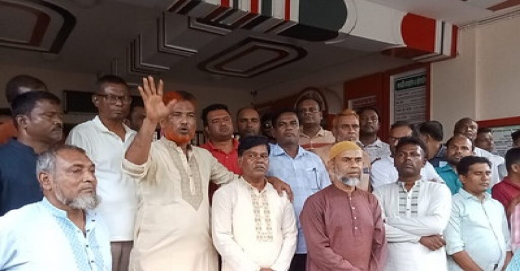 বাঘায় বিক্ষোভ সমাবেশে ইউএনওর বিরুদ্ধে নানা অভিযোগ