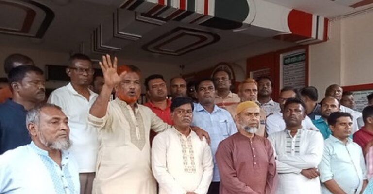 বাঘায় বিক্ষোভ সমাবেশে ইউএনওর বিরুদ্ধে নানা অভিযোগ