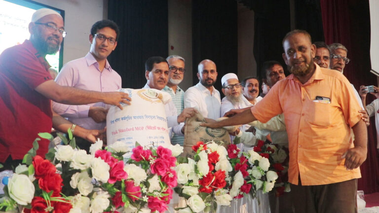 নওগাঁয় বীজ-সারসহ কৃষি উপকরণ বিতরণ