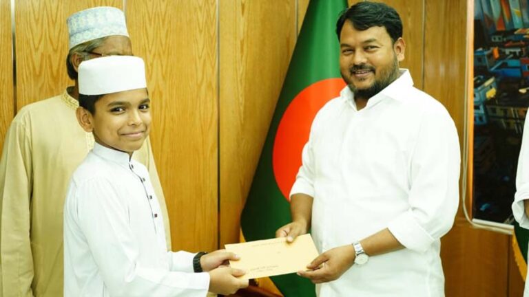 বুধপাড়া মাদ্রাসার ১২ শিক্ষার্থীকে সহায়তা করলেন রাসিক প্রশাসক