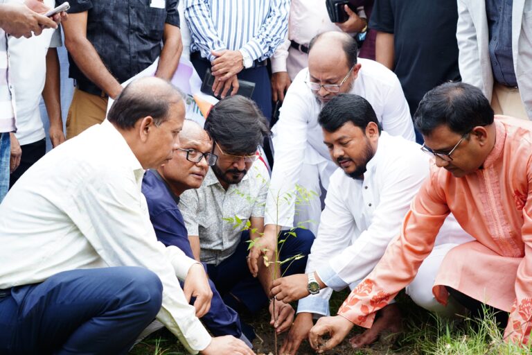 নগরীতে পেশাজীবী দলের বৃক্ষরোপণ কর্মসূচি