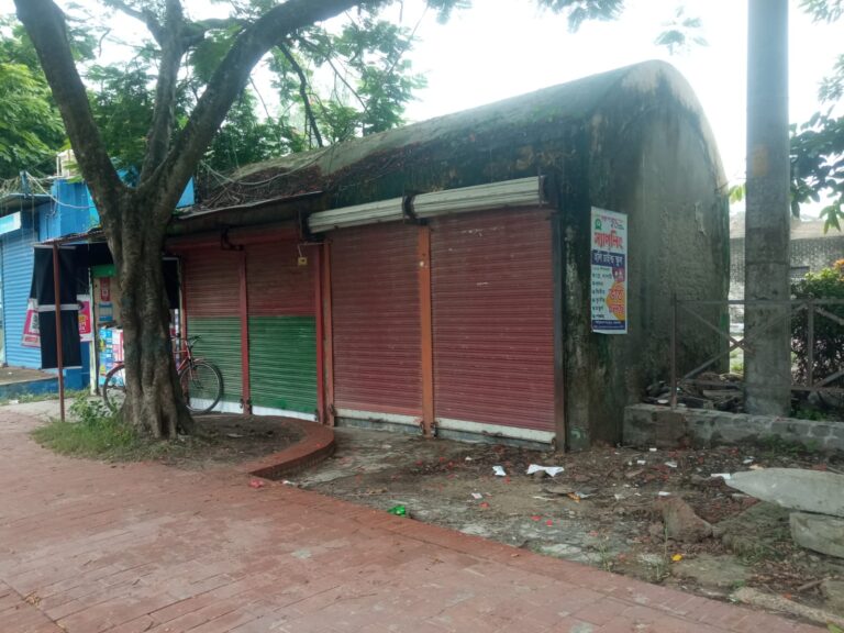 নগরীর যাত্রী ছাউনিগুলো আবারো দখলে      