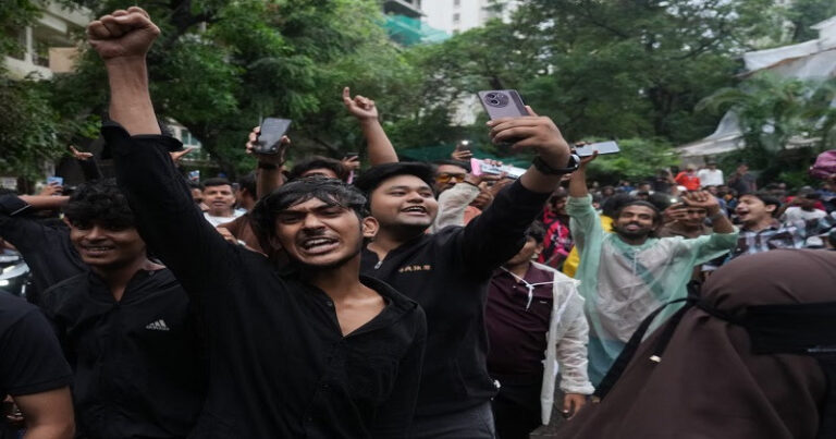 ভারতে ককরোচ বিক্ষোভে নীরবতা: তীব্র সমালোচনার মুখে তারকারা