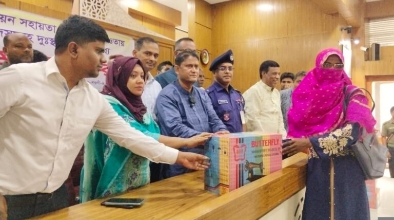 মান্দায় দুঃস্থ নারীদের মাঝে সেলাই মেশিন বিতরণ