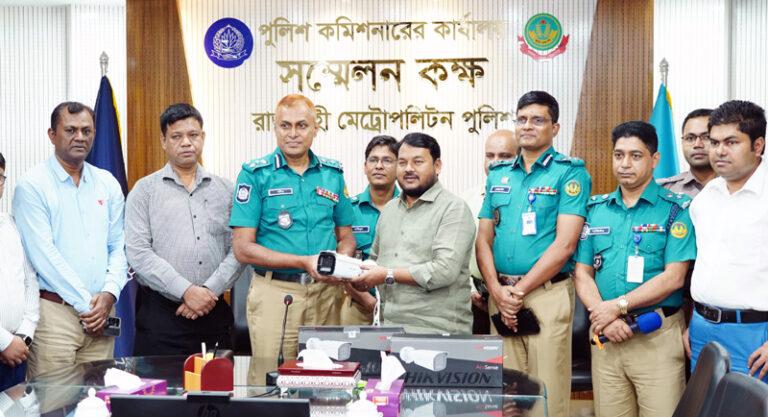 নগরীর নিরাপত্তায় আরএমপিকে সিসি ক্যামেরা দিল রাসিক
