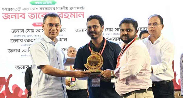 শহীদ পরিবার ও আহত যোদ্ধাদের হাতে জুলাই স্মৃতি স্মারক তুলে দিলেন প্রধানমন্ত্রী