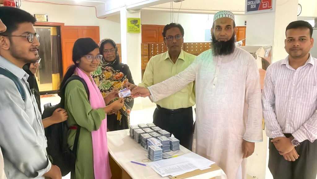 রুয়েটের নবীন শিক্ষার্থীরা পেলেন মেশিন রিডেবল লাইব্রেরি কার্ড