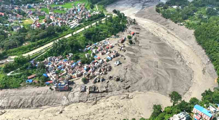 পাহাড়ের বরফ যখন নেমে  আসে মৃত্যুর স্রোত হয়ে