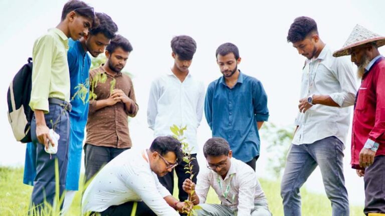 বরেন্দ্র বিশ্ববিদ্যালয়ে গাছের চারা উপহার