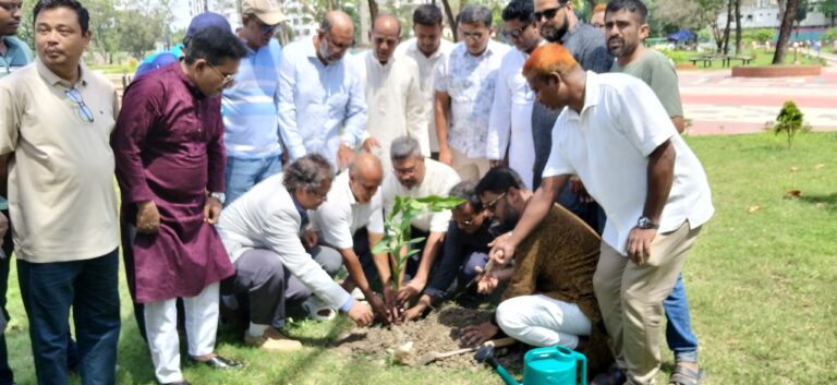 আরডিএ এর বৃক্ষরোপণ কর্মসূচি উদ্বোধন সবাই মিলে রাজশাহীকে সবুজ নগরী হিসেবে গড়ে তোলা হবে : সুইট