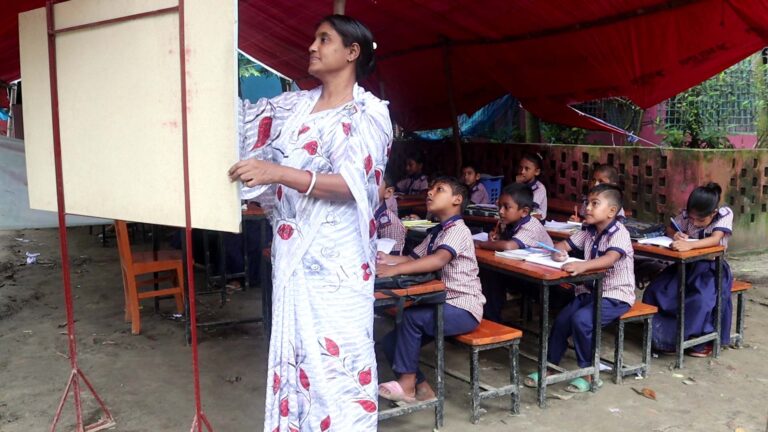 আত্রাইয়ে জরাজীর্ণ বিদ্যালয় ভবন, শামিয়ানার নিচেই চলছে পাঠদান