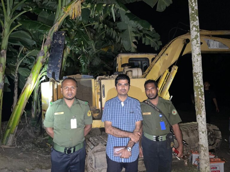 পুঠিয়ায় ফসলি জমির টপসয়েল কাটার অভিযোগে ২ এস্কেভেটর অকেজো