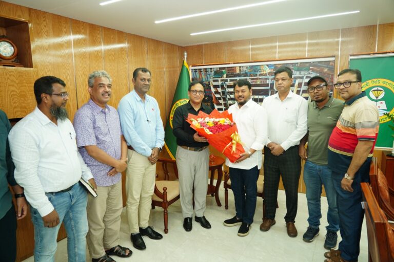 রাজশাহীর বিদায়ী বিভাগীয় কমিশনারকে রাসিকের বিদায় সংবর্ধনা