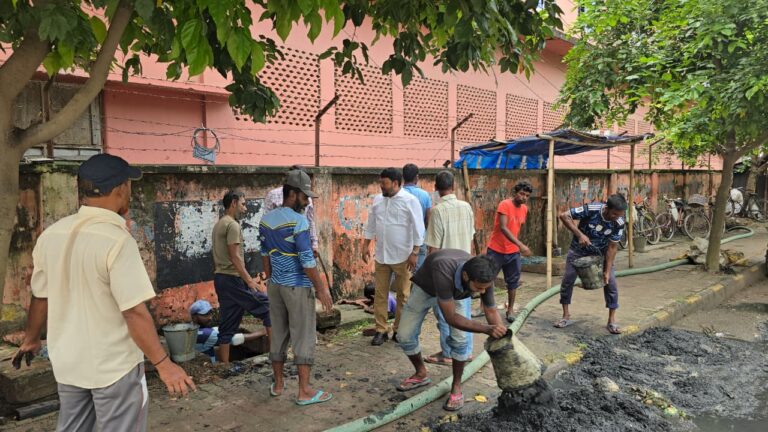 নগরীর ড্রেনের কাদামাটি উত্তোলন কাজ পরিদর্শনে রাসিক প্রশাসক