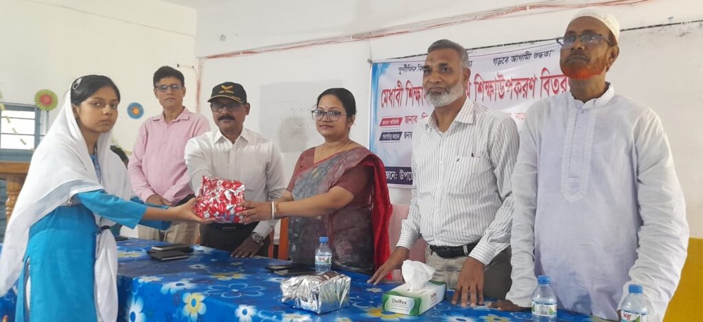 নাচোলে শিক্ষার্থীদের মাঝে শিক্ষা উপকরণ বিতরণ