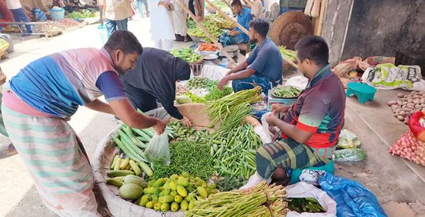 রাজশাহীতে সবজিতে স্বস্তি চড়া ডিমের বাজার