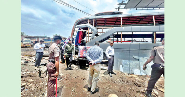 সড়কের পাশের ওয়ার্কশপে সাধারণ বাসকে পরিবর্তন করে তৈরি হচ্ছে স্লিপার বাস  স্লিপার বাসে যাত্রীদের মৃত্যুঝুঁকি