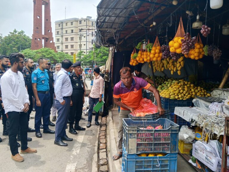 নগরীতে অবৈধ স্থাপনা নির্মাণ করায় তিনজনকে জরিমানা