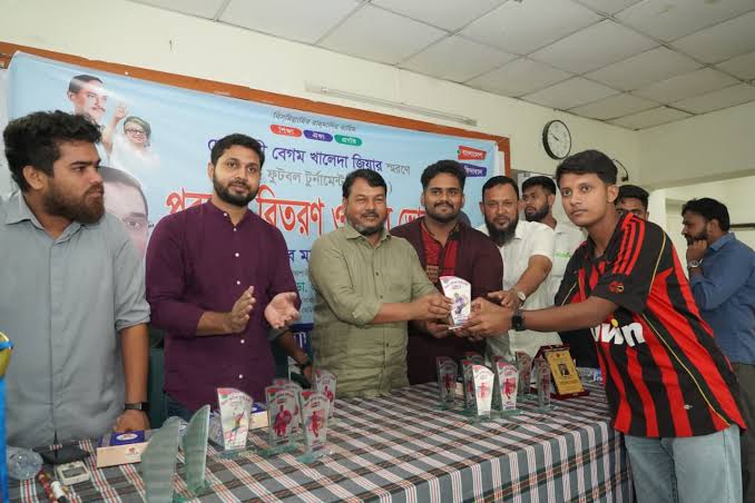 ইসলামী ব্যাংক মেডিকেল কলেজ শাখা ছাত্রদল আয়োজিত জিয়া ফুটবল টুর্নামেন্টের পুরস্কার বিতরণ