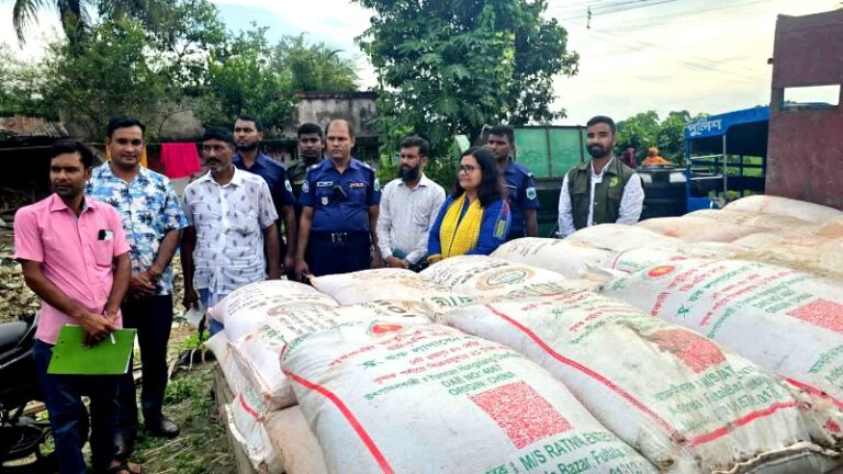 গোদাগাড়ীতে অবৈধভাবে মজুত ১৩২ বস্তা সার জব্দ