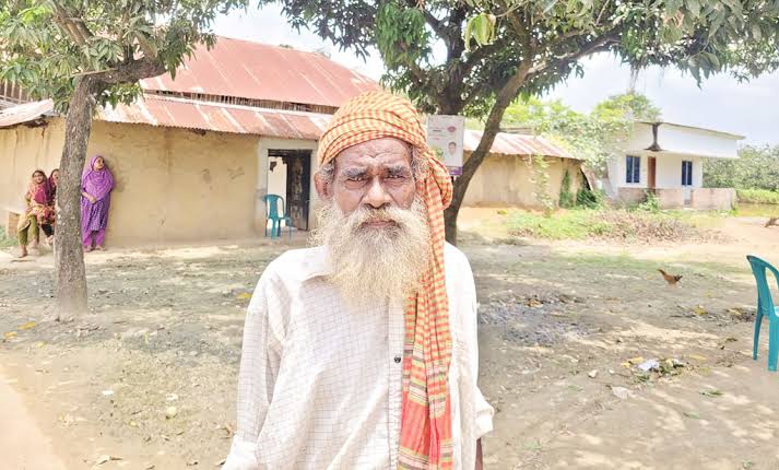 গোদাগাড়ীতে প্রভাবশালীর দখলে জমি, অন্যের আশ্রয়ে বাবুলাল
