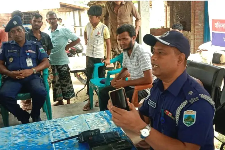 গোমস্তাপুরে যুবলীগ নেতাকে পাশে বসিয়ে  ওসির উঠান বৈঠক অপসারণের দাবি