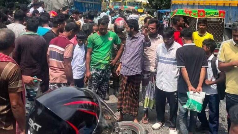 চাঁপাইনবাবগঞ্জে ট্রাক  ওভারটেক করতে গিয়ে ধাক্কা, নিহত ২