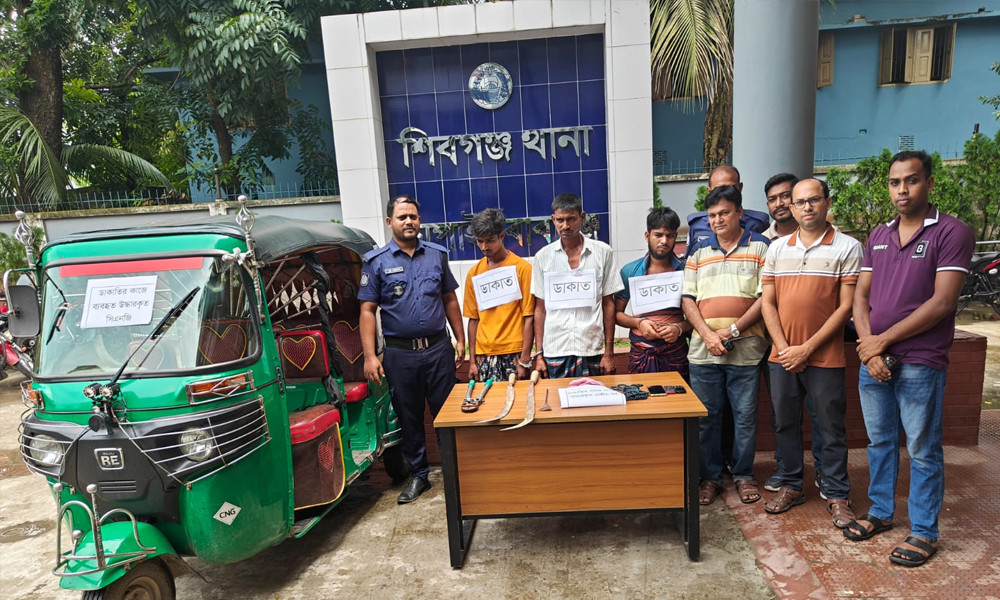 শিবগঞ্জে ডাকাতির প্রস্তুতিকালে  অটোরিকশাসহ গ্রেপ্তার ৩