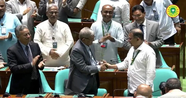 নবনির্বাচিত প্রেসিডেন্টকে লাল গোলাপের শুভেচ্ছা জানালেন প্রধানমন্ত্রী