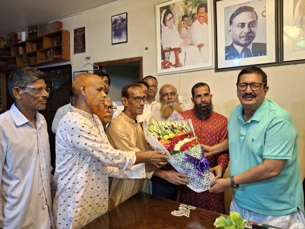 সদর দলিল লেখক সমিতির নতুন কমিটির পক্ষ থেকে ভূমিমন্ত্রীকে ফুলেল শুভেচ্ছা