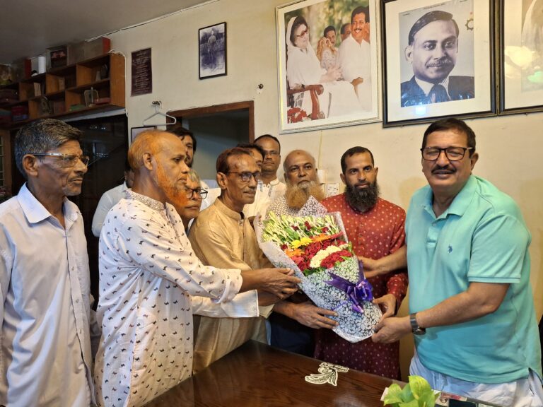 সদর দলিল লেখক সমিতির নতুন কমিটির পক্ষ থেকে ভূমিমন্ত্রীকে ফুলেল শুভেচ্ছা