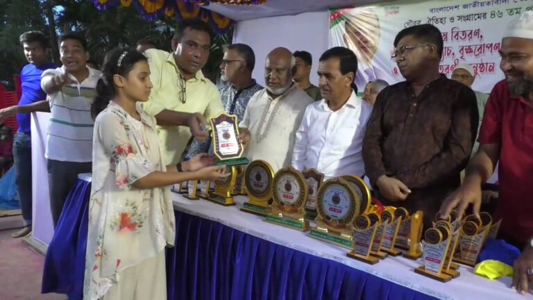 নওগাঁয় স্বেচ্ছাসেবক দলের প্রতিষ্ঠাবার্ষিকী উপলক্ষে প্রতিযোগীদের পুরস্কার বিতরণ