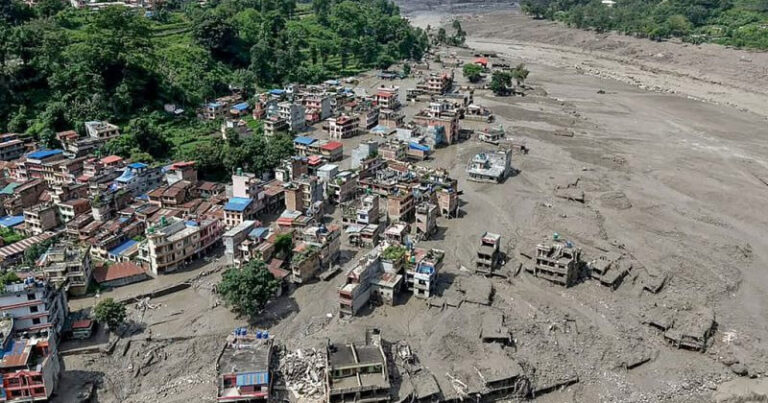 যেভাবে ১ মিনিটে ধ্বংসস্তূপে পরিণত হয় নেপাল, তীব্র আতঙ্কে ভারত