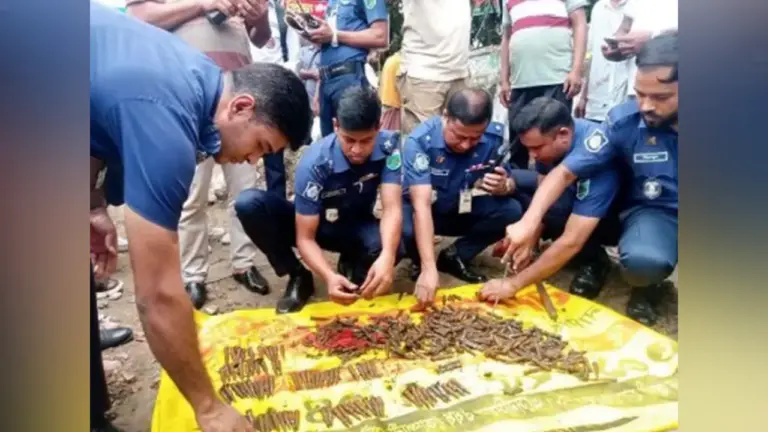 বগুড়ায় ড্রেন খুঁড়তেই মিলল এসএমজির ৩৩৪ রাউন্ড গুলি