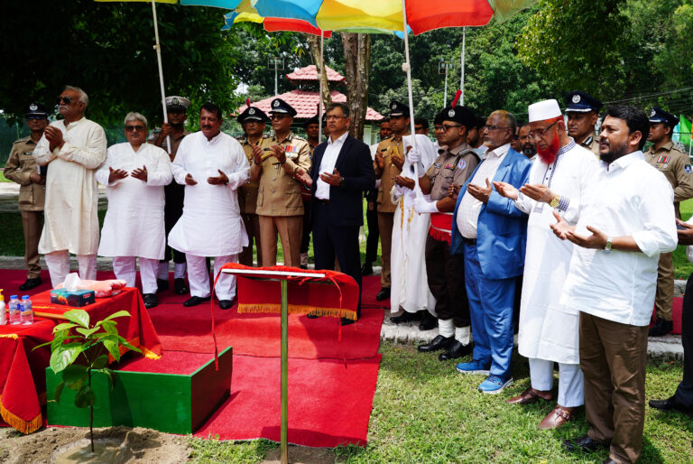 পুলিশ একাডেমিতে বৃক্ষরোপণ করলেন স্বরাষ্ট্রমন্ত্রী