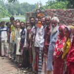 রাস্তা না পেয়ে মিথ্যার আশ্রয় নেওয়ার অভিযোগ, প্রতিবাদে মানববন্ধন