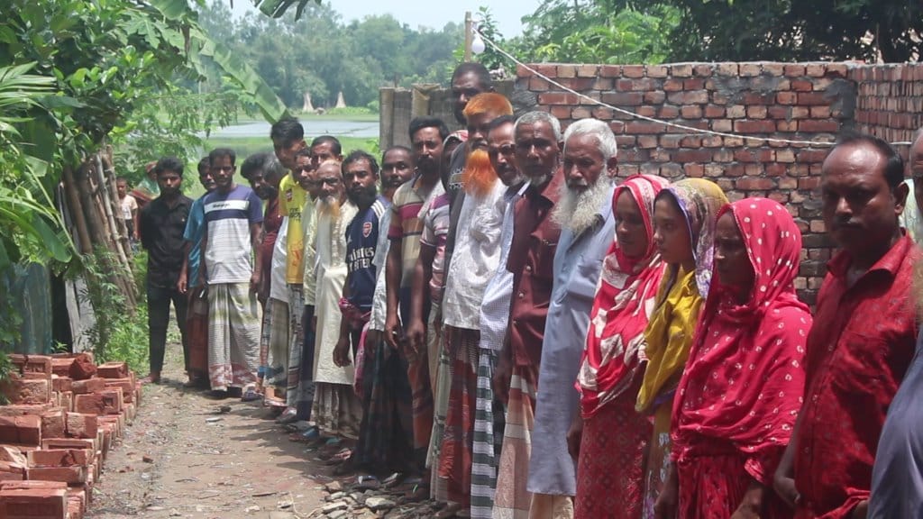 রাস্তা না পেয়ে মিথ্যার আশ্রয় নেওয়ার অভিযোগ, প্রতিবাদে মানববন্ধন