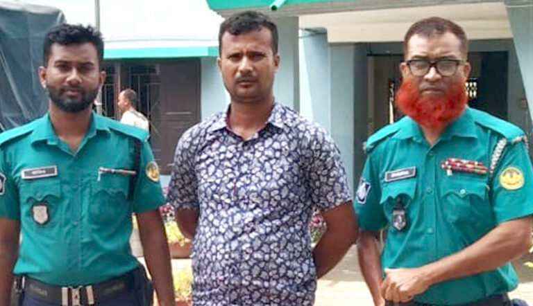 নগরীতে ট্রাফিক পুলিশকে মোটরসাইকেল দিয়ে চাপা দেওয়ার চেষ্টায় যুবক গ্রেপ্তার