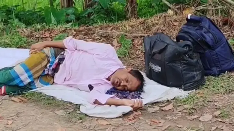 রাতের আঁধারে অসুস্থ স্বামীকে রাস্তায় ফেলে গেলেন স্ত্রী