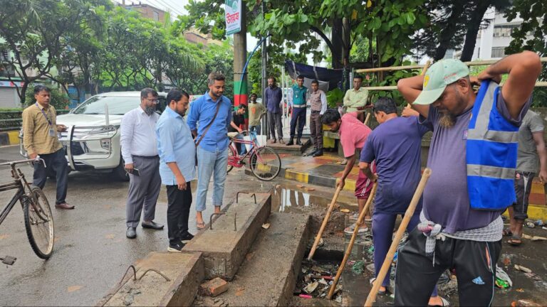 ড্রেনের আর্বজনা অপসারণ পরিদর্শনে রাসিক প্রশাসক