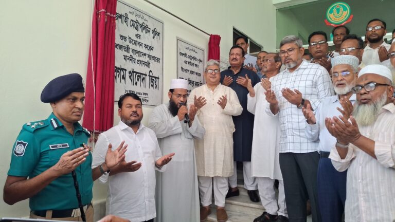 বেগম খালেদা জিয়া কর্তৃক আরএমপির কার্যক্রম শুরুর পুনঃস্থাপনকৃত নাম ফলক উন্মোচন বেগম খালেদা জিয়া আজীবন গণতন্ত্রের জন্য আন্দোলন করেছেন: ভূমিমন্ত্রী মিনু    