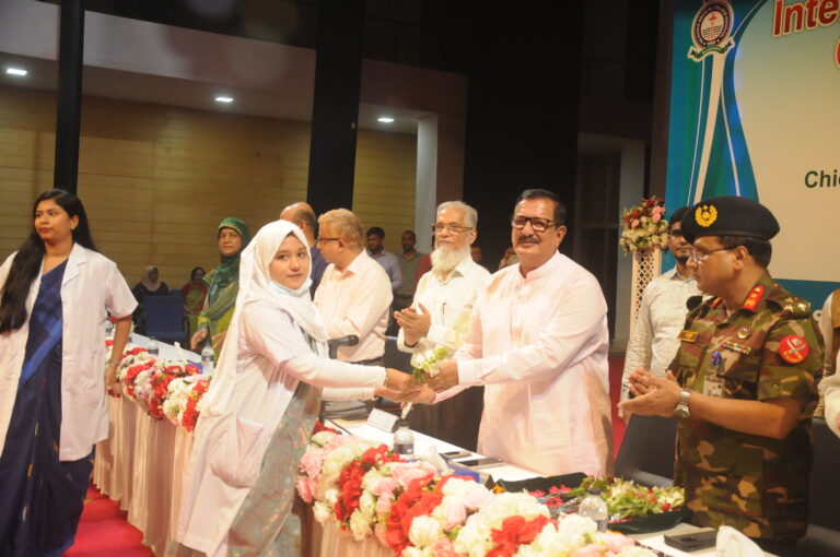 রাজশাহী মেডিকেল কলেজের ইন্টার্ন চিকিৎসকদের শপথ গ্রহণ ও ওরিয়েন্টেশন মানবিক আচরণের মাধ্যমে চিকিৎসকদের আর্তমানবতার সেবায় আত্মনিয়োগ করতে হবে: ভূমিমন্ত্রী মিনু