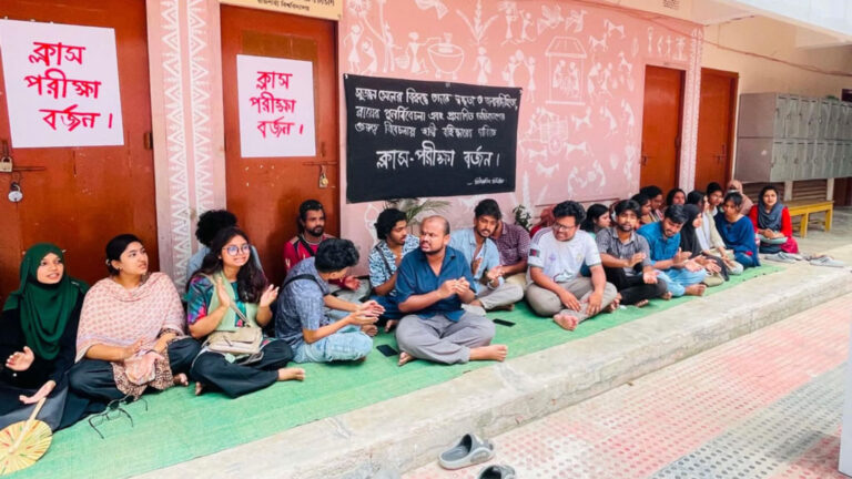 রাবির অধ্যাপককে স্থায়ী বহিষ্কার দাবিতে ক্লাস-পরীক্ষা বর্জন